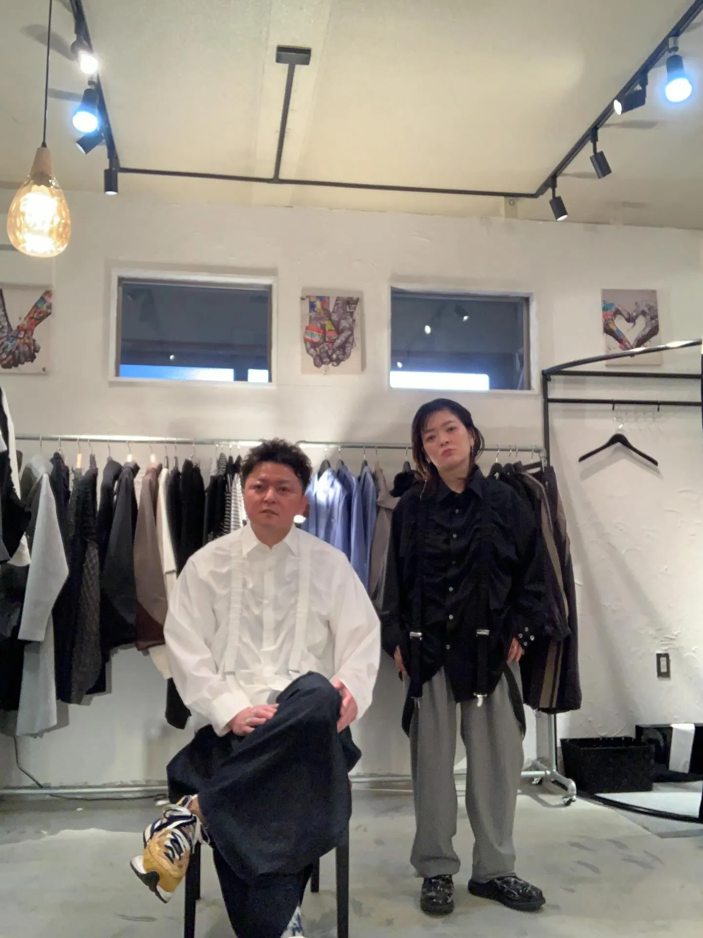 性別関係なく着れるシャツスタイル。