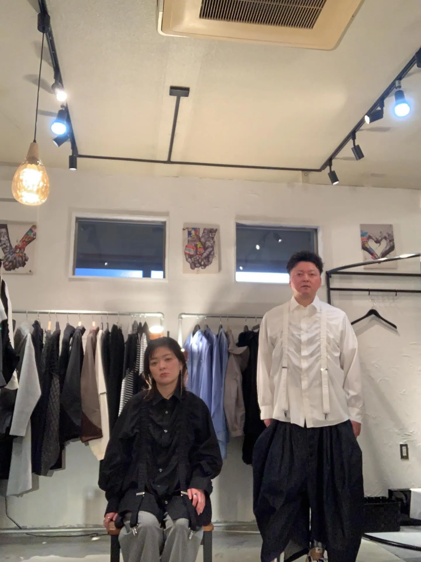 性別関係なく着れるシャツスタイル。